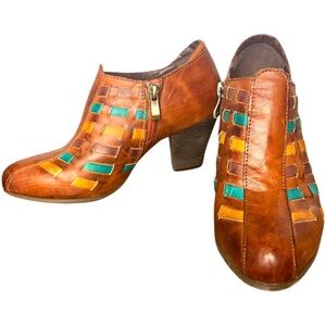Le’ Artiste Women’s Tan Leather Ankle Booties with Color Inlay